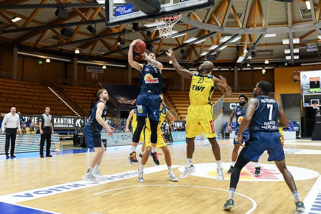 Bogdan Radosavljevic HAKRO Merlins Crailsheim defends against Rickey Paulding EWE Baskets Oldenburg, next to Haywood Highsmith HAKRO Merlins Crailsheim, GER, HAKRO Merlins Crailsheim vs EWE Baskets Oldenburg, 12 12 2020, 6 matchday easycredit Basketball Bundesliga, season 2020 2021 GER, HAKRO Merlins Crailsheim vs EWE Baskets Oldenburg, 12 12 2020, 6 matchday easycredit Basketball Bundesliga, season 2020 2021 Crailsheim Copyright: xMemmlerx Eibner-Pressefotox EP_mmr