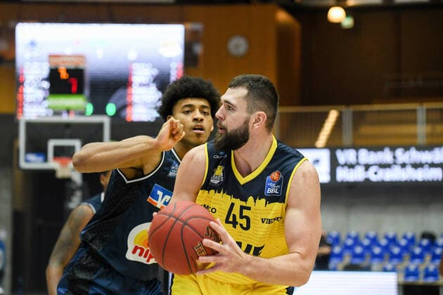 Nathan Boothe EWE Baskets Oldenburg in a duel with Jeremy Jones HAKRO Merlins Crailsheim , GER, HAKRO Merlins Crailsheim vs EWE Baskets Oldenburg, 12 12 2020, 6 matchday easycredit Basketball Bundesliga, season 2020 2021 GER, HAKRO Merlins Crailsheim vs EWE Baskets Oldenburg, 12 12 2020, 6 matchday easycredit Basketball Bundesliga, season 2020 2021 Crailsheim Copyright: xMemmlerx Eibner-Pressefotox EP_mmr
