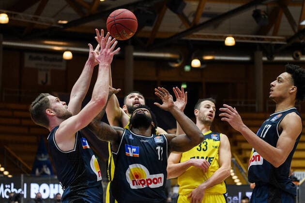 Tim Coleman HAKRO Merlins Crailsheim and Fabian Bleck HAKRO Merlins Crailsheim at the basket against Nathan Boothe EWE Baskets Oldenburg and Philipp Schwethelm EWE Baskets Oldenburg , GER, HAKRO Merlins Crailsheim vs EWE Baskets Oldenburg 12 12 2020, 6 matchday easycredit Basketball Bundesliga, season 2020 2021 GER, HAKRO Merlins Crailsheim vs EWE Baskets Oldenburg, 12 12 2020, 6 matchday easycredit Basketball Bundesliga, season 2020 2021 Crailsheim Copyright: xMemmlerx Eibner-Pressefotox EP_mmr