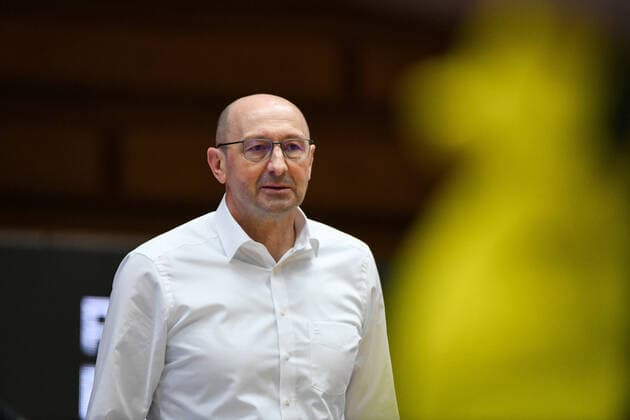 Coach Mladen Drijencic EWE Baskets Oldenburg watches the game sceptically, GER, HAKRO Merlins Crailsheim vs EWE Baskets Oldenburg, 12 12 2020, 6 matchday easycredit Basketball Bundesliga, season 2020 2021 GER, HAKRO Merlins Crailsheim vs EWE Baskets Oldenburg, 12 12 2020, 6 matchday easycredit Basketball Bundesliga, season 2020 2021 Crailsheim Copyright: xMemmlerx Eibner-Pressefotox EP_mmr