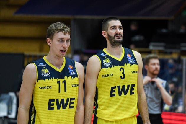 Jacob Hollatz EWE Baskets Oldenburg and Braydon Hobbs EWE Baskets Oldenburg are disappointed about the defeat, GER, HAKRO Merlins Crailsheim vs EWE Baskets Oldenburg, 12 12 2020, 6 matchday easycredit Basketball Bundesliga, season 2020 2021 GER, HAKRO Merlins Crailsheim vs EWE Baskets Oldenburg, 12 12 2020, 6 matchday easycredit Basketball Bundesliga, season 2020 2021 Crailsheim Copyright: xMemmlerx Eibner-Pressefotox EP_mmr