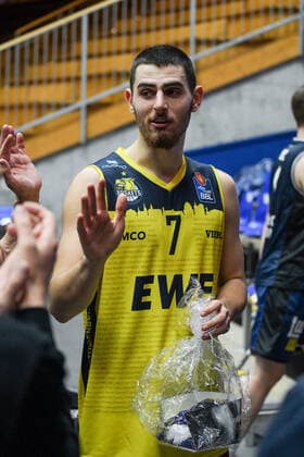 Ex Merlin Sebastian Herrera EWE Baskets Oldenburg receives a farewell gift, GER, HAKRO Merlins Crailsheim vs EWE Baskets Oldenburg, 12 12 2020, 6 matchday easycredit Basketball Bundesliga, season 2020 2021 GER, HAKRO Merlins Crailsheim vs EWE Baskets Oldenburg, 12 12 2020, 6 matchday easycredit Basketball Bundesliga, season 2020 2021 Crailsheim Copyright: xMemmlerx Eibner-Pressefotox EP_mmr