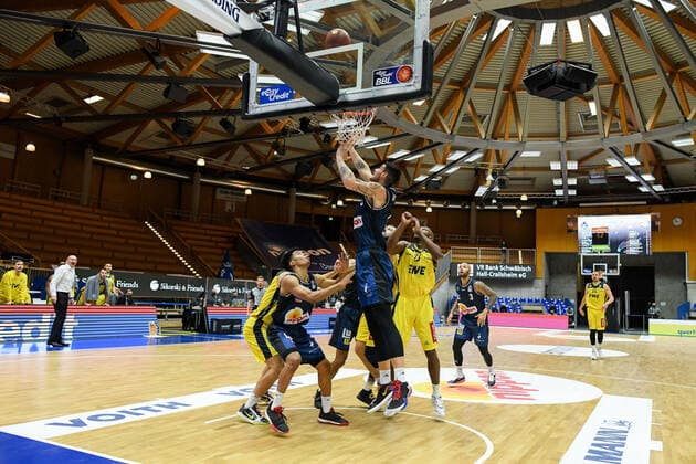 Bogdan Radosavljevic HAKRO Merlins Crailsheim defends at the basket against Rickey Paulding EWE Baskets Oldenburg , GER, HAKRO Merlins Crailsheim vs EWE Baskets Oldenburg, 12 12 2020, 6 matchday easycredit Basketball Bundesliga, season 2020 2021 GER, HAKRO Merlins Crailsheim vs EWE Baskets Oldenburg, 12 12 2020, 6 matchday easycredit Basketball Bundesliga, season 2020 2021 Crailsheim Copyright: xMemmlerx Eibner-Pressefotox EP_mmr