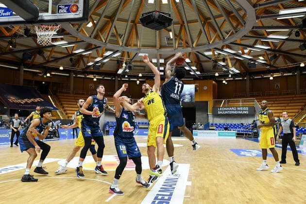 Sebastian Herrera EWE Baskets Oldenburg in a duel with Tim Coleman HAKRO Merlins Crailsheim and Maurice Stuckey HAKRO Merlins Crailsheim , GER, HAKRO Merlins Crailsheim vs EWE Baskets Oldenburg, 12 12 2020, 6 Matchday easycredit Basketball Bundesliga, season 2020 2021 GER, HAKRO Merlins Crailsheim vs EWE Baskets Oldenburg, 12 12 2020, 6 Matchday easycredit Basketball Bundesliga, season 2020 2021 Crailsheim Copyright: xMemmlerx Eibner-Pressefotox EP_mmr