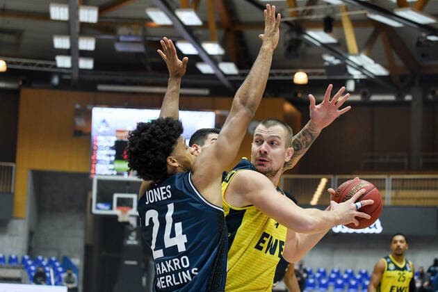 Rasid Mahalbasic EWE Baskets Oldenburg in duel with Jeremy Jones HAKRO Merlins Crailsheim , GER, HAKRO Merlins Crailsheim vs EWE Baskets Oldenburg, 12 12 2020, 6 matchday easycredit Basketball Bundesliga, season 2020 2021 GER, HAKRO Merlins Crailsheim vs EWE Baskets Oldenburg, 12 12 2020, 6 matchday easycredit Basketball Bundesliga, season 2020 2021 Crailsheim Copyright: xMemmlerx Eibner-Pressefotox EP_mmr