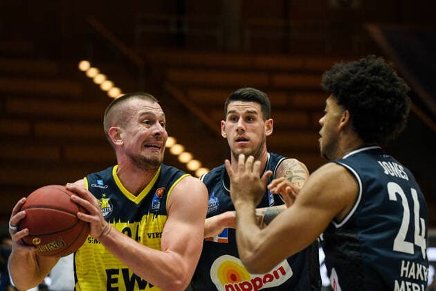 Rasid Mahalbasic EWE Baskets Oldenburg in a duel with Bogdan Radosavljevic HAKRO Merlins Crailsheim and Jeremy Jones HAKRO Merlins Crailsheim , GER, HAKRO Merlins Crailsheim vs EWE Baskets Oldenburg, 12 12 2020, 6 Matchday easycredit Basketball Bundesliga, season 2020 2021 GER, HAKRO Merlins Crailsheim vs EWE Baskets Oldenburg, 12 12 2020, 6 Matchday easycredit Basketball Bundesliga, season 2020 2021 Crailsheim Copyright: xMemmlerx Eibner-Pressefotox EP_mmr
