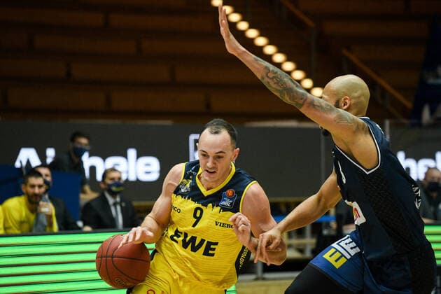 Karsten Tadda EWE Baskets Oldenburg in duel with Maurice Stuckey HAKRO Merlins Crailsheim , GER, HAKRO Merlins Crailsheim vs EWE Baskets Oldenburg, 12 12 2020, 6 matchday easycredit Basketball Bundesliga, season 2020 2021 GER, HAKRO Merlins Crailsheim vs EWE Baskets Oldenburg, 12 12 2020, 6 matchday easycredit Basketball Bundesliga, season 2020 2021 Crailsheim Copyright: xMemmlerx Eibner-Pressefotox EP_mmr