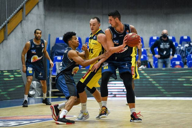 Bogdan Radosavljevic HAKRO Merlins Crailsheim on ball with Trae Bell Haynes HAKRO Merlins Crailsheim in the duel against Karsten Tadda EWE Baskets Oldenburg , GER, HAKRO Merlins Crailsheim vs EWE Baskets Oldenburg, 12 12 2020, 6 matchday easycredit Basketball Bundesliga, season 2020 2021 GER, HAKRO Merlins Crailsheim vs EWE Baskets Oldenburg, 12 12 2020, 6 matchday easycredit Basketball Bundesliga, season 2020 2021 Crailsheim Copyright: xMemmlerx Eibner-Pressefotox EP_mmr