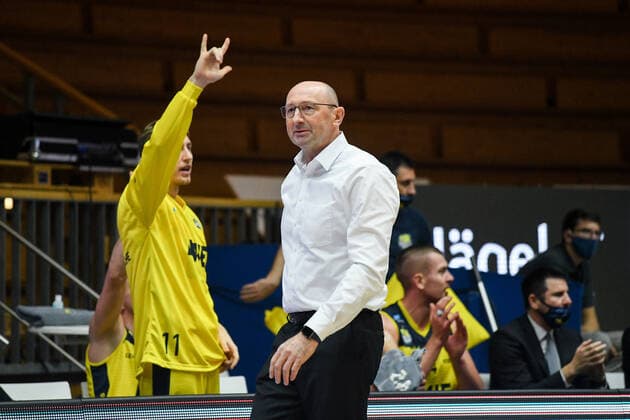 Coach Mladen Drijencic EWE Baskets Oldenburg, behind him cheering on the bench, GER, HAKRO Merlins Crailsheim vs EWE Baskets Oldenburg, 12 12 2020, 6 matchday easycredit Basketball Bundesliga, season 2020 2021 GER, HAKRO Merlins Crailsheim vs EWE Baskets Oldenburg, 12 12 2020, 6 matchday easycredit Basketball Bundesliga, season 2020 2021 Crailsheim Copyright: xMemmlerx Eibner-Pressefotox EP_mmr