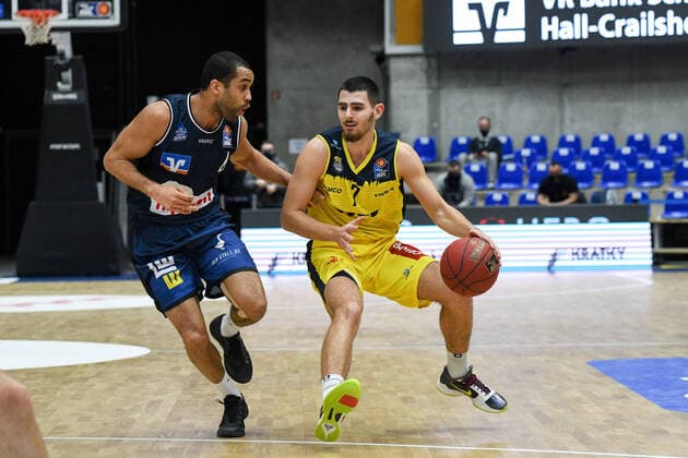 Elias Lasisi HAKRO Merlins Crailsheim in a duel with Sebastian Herrera EWE Baskets Oldenburg , GER, HAKRO Merlins Crailsheim vs EWE Baskets Oldenburg, 12 12 2020, 6 matchday easycredit Basketball Bundesliga, season 2020 2021 GER, HAKRO Merlins Crailsheim vs EWE Baskets Oldenburg, 12 12 2020, 6 matchday easycredit Basketball Bundesliga, season 2020 2021 Crailsheim Copyright: xMemmlerx Eibner-Pressefotox EP_mmr
