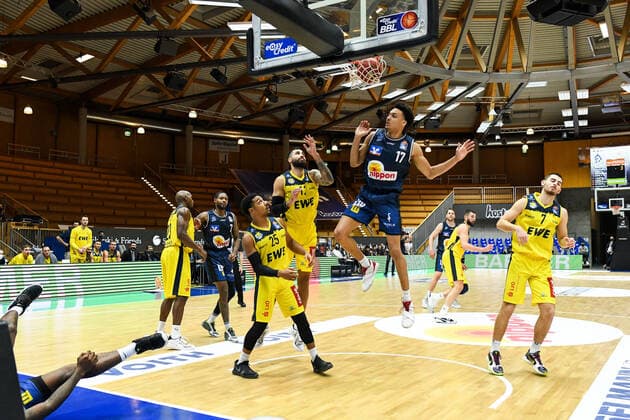 Phil Pressey EWE Baskets Oldenburg , Martin Breunig EWE Baskets Oldenburg , Sebastian Herrera EWE Baskets Oldenburg cannot defend, Jamuni McNeace HAKRO Merlins Crailsheim am Korb, GER, HAKRO Merlins Crailsheim vs EWE Baskets Oldenburg, 12 12 2020, 6 matchday easycredit Basketball Bundesliga, season 2020 2021 GER, HAKRO Merlins Crailsheim vs EWE Baskets Oldenburg, 12 12 2020, 6 matchday easycredit Basketball Bundesliga, season 2020 2021 Crailsheim Copyright: xMemmlerx Eibner-Pressefotox EP_mmr