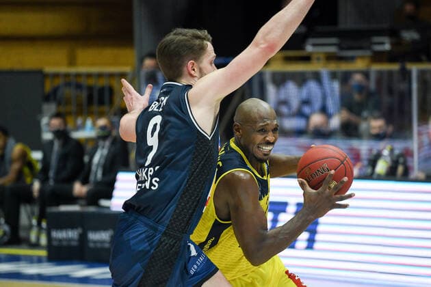 Rickey Paulding EWE Baskets Oldenburg in a duel with Fabian Bleck HAKRO Merlins Crailsheim , GER, HAKRO Merlins Crailsheim vs EWE Baskets Oldenburg, 12 12 2020, 6 matchday easycredit Basketball Bundesliga, season 2020 2021 GER, HAKRO Merlins Crailsheim vs EWE Baskets Oldenburg, 12 12 2020, 6 matchday easycredit Basketball Bundesliga, season 2020 2021 Crailsheim Copyright: xMemmlerx Eibner-Pressefotox EP_mmr