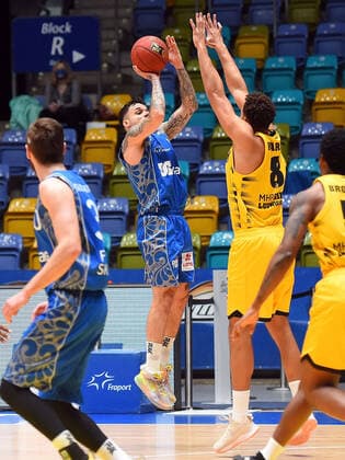 12 12 2020, xhbx, Basketball BBL Bundesliga, Frankfurt Skyliners MHP Riesen Ludwigsburg emspor, v l Konstantin Konga Fraport Skyliners Frankfurt , Elias Harris MHP Riesen Ludwigsburg DFL DFB REGULATIONS PROHIBIT ANY USE OF PHOTOGRAPHS as IMAGE SEQUENCES and or QUASI VIDEO Frankfurt am Main