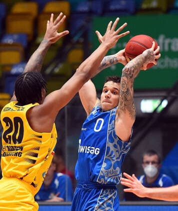 12 12 2020, xhbx, Basketball BBL Bundesliga, Frankfurt Skyliners MHP Riesen Ludwigsburg emspor, v l Desi Rodriquez MHP Riesen Ludwigsburg , Konstantin Konga Fraport Skyliners Frankfurt DFL DFB REGULATIONS PROHIBIT ANY USE OF PHOTOGRAPHS as IMAGE SEQUENCES and or QUASI VIDEO Frankfurt am Main