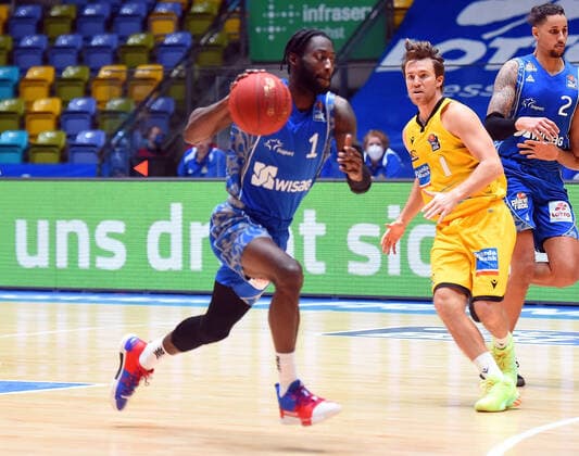 12 12 2020, xhbx, Basketball BBL Bundesliga, Frankfurt Skyliners MHP Riesen Ludwigsburg emspor, v l Matt Mobley Fraport Skyliners Frankfurt DFL DFB REGULATIONS PROHIBIT ANY USE OF PHOTOGRAPHS as IMAGE SEQUENCES and or QUASI VIDEO Frankfurt am Main
