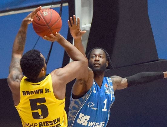 12 12 2020, xhbx, Basketball BBL Bundesliga, Frankfurt Skyliners MHP Riesen Ludwigsburg emspor, v l Barry Brown Jr MHP Riesen Ludwigsburg , Matt Mobley Fraport Skyliners Frankfurt DFL DFB REGULATIONS PROHIBIT ANY USE OF PHOTOGRAPHS as IMAGE SEQUENCES and or QUASI VIDEO Frankfurt am Main