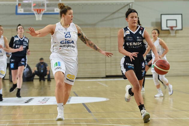 Halle, Germany 12 December 2020 1 BBL Women 2020 2021 Gisa Lions SV Halle vs Xcyde Angels Noerdlingen v li in duel Klaudia Grudzien Halle and Mona Berlitz Noerdlingen Erdgas Sportarena Sachsen Anhalt Copyright: xFotostandx xxBallaschx