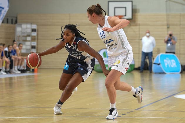 Halle, Germany 12 December 2020 1 BBL Women 2020 2021 Gisa Lions SV Halle vs Xcyde Angels Noerdlingen v li in the duel Respect Leaphart Noerdlingen and Barbora Kasparkova Halle Erdgas Sportarena Sachsen Anhalt Copyright: xFotostandx xxBallaschx