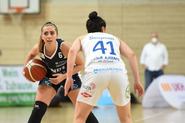 Halle, Germany 12 December 2020 1 BBL Women 2020 2021 Gisa Lions SV Halle vs Xcyde Angels Noerdlingen vs. Levke Brodersen Noerdlingen and Eilidh Simpson Halle Erdgas Sportarena Sachsen Anhalt Copyright: xFotostandx xxBallaschx