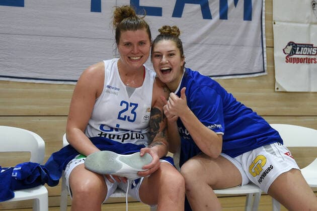 Halle, Germany 12 December 2020 1 BBL Women 2020 2021 Gisa Lions SV Halle vs Xcyde Angels Noerdlingen v li Klaudia Grudzien Halle and Eilidh Simpson Halle Erdgas Sportarena Sachsen Anhalt Copyright: xFotostandx xxBallaschx