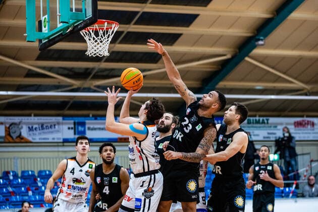 Nemanja Nadjfeji 8 BSW Sixers , Shawn Tyrell Gulley 23 ART Gaints Duesseldorf during the 2020 season 21 men in the Barmer Bundesliga ProB between BSW Sixers and ART Giants Duesseldorf in the Ballsporthalle Sandersdorf on 12 December 2020 in Sandersdorf, Saxony Anhalt, Germany