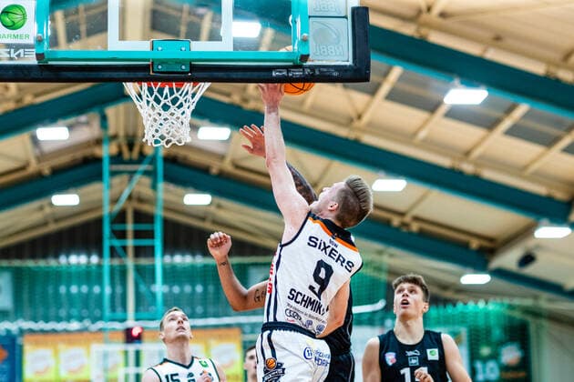 Lucien Schmikale 9 BSW Sixers , Shawn Tyrell Gulley 23 ART Gaints Duesseldorf during the 2020 season 21 men in the Barmer Bundesliga ProB between BSW Sixers and ART Giants Duesseldorf in the Ballsporthalle Sandersdorf on 12 December 2020 in Sandersdorf, Saxony Anhalt, Germany