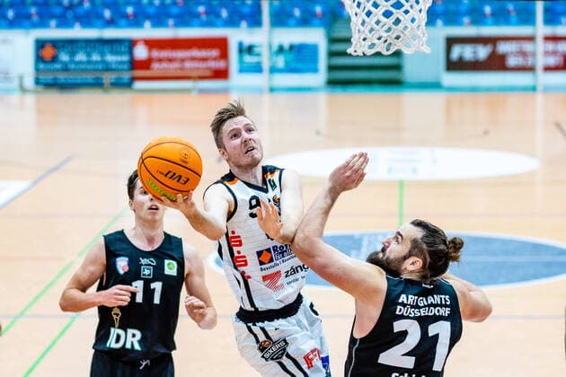 Mark Gebhardt 11 ART Gaints Duesseldorf Lucien Schmikale 9 BSW Sixers , Marian Schick 21 ART Gaints Duesseldorf during the 2020 season 21 men in the Barmer Bundesliga ProB between BSW Sixers and ART Giants Duesseldorf in the Ballsporthalle Sandersdorf on 12 December 2020 in Sandersdorf, Sachsen Anhalt, Germany
