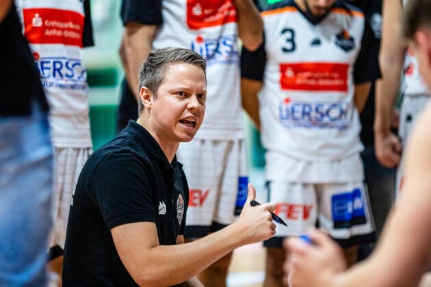 Coach Sebastian Ludwig BSW Sixers during the 2020 season 21 men in the Barmer Bundesliga ProB between BSW Sixers and ART Giants Düsseldorf in the Ballsporthalle Sandersdorf on 12 December 2020 in Sandersdorf, Saxony Anhalt, Germany
