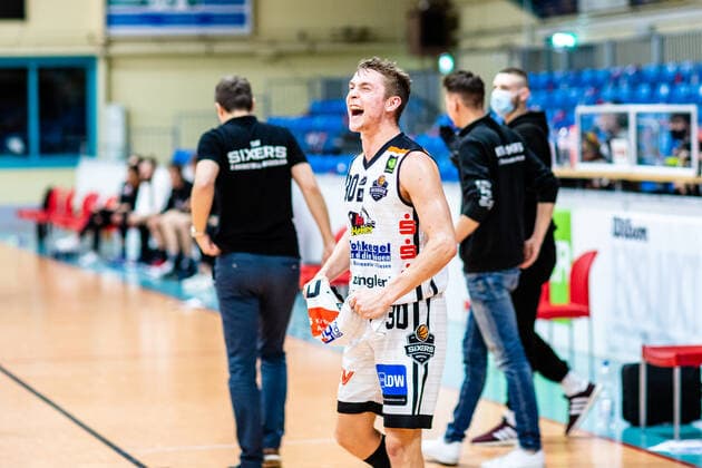Vincent Friederici 30 BSW Sixers , Sebastian Kehr 41 ART Gaints Duesseldorf during the 2020 season 21 men in the Barmer Bundesliga ProB between BSW Sixers and ART Giants Duesseldorf in the Ballsporthalle Sandersdorf on 12 December 2020 in Sandersdorf, Sachsen Anhalt, Germany