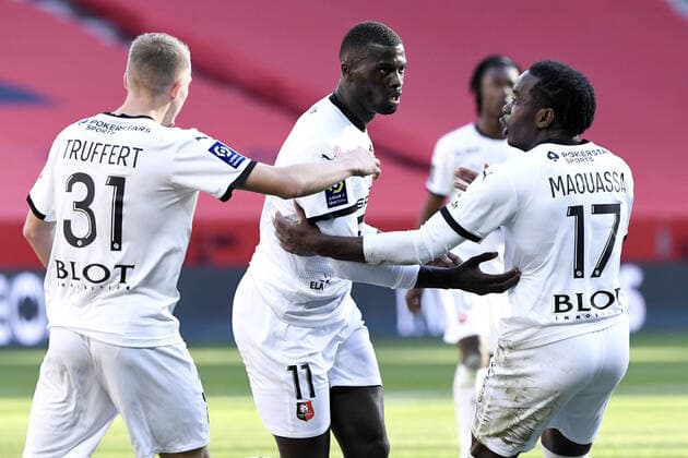 JOIE - FAIR PLAY - 11 MBAYE NIANG (REN) - 17 FAITOUT MAOUASSA (REN) FOOTBALL : Nice vs Rennes - Ligue 1 Uber Eats - 13 12 2020 FEP Panoramic 