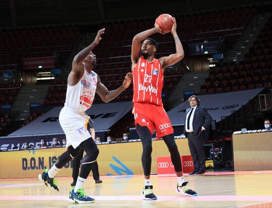 13 12 2020, BBL, FC Bayern Basketball vs Giessen 46ers, Audi Dome Munich, Basketball, Sport, in the picture Bowman Giessen 46ers vs JaJuan Johnson FCB Basketball