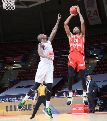 13 12 2020, BBL, FC Bayern Basketball vs Giessen 46ers, Audi Dome Munich, Basketball, Sport, in the picture Bowman Giessen 46ers vs JaJuan Johnson FCB Basketball