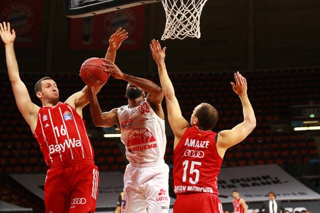 16 Paul Zipser and 15 Robin Amaize FCBB red, stop 33 Brandon Thomas Giessen Basketball, 1 Bundesliga, BBL, FC Bayern Munich vs Giessen 46ers, Audi Dome, 13 12 2020 PHOTO Mladen Lackovic LakoPress