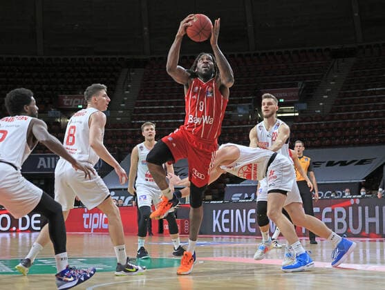13 12 2020, BBL, FC Bayern Basketball vs Giessen 46ers, Audi Dome Munich, Basketball, Sport, in the picture Jalen Reynolds FCB Basketball vs James Jr Giessen 46ers
