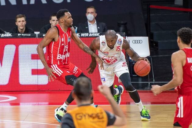JaJuan Johnson 25 FC Bayern , Brandom Bowman 15 Giessen 46ers , FC Bayern Basketball vs Giessen 46ers, BBL, 13 12 2020 Munich Bayern Germany Copyright: xkolbert-press UlrichxGamelx