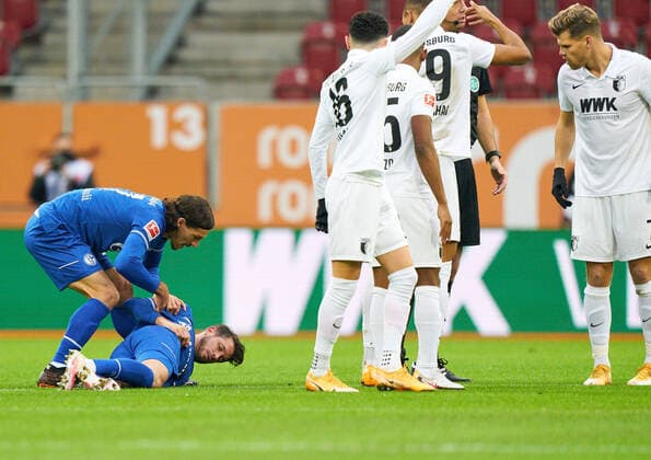 Bilder des Jahres 2020, Sport 12 Dezember Sport Themen der Woche KW50 Sport Bilder des Tages Fussball 1.German Soccer League FC AUGSBURG - FC SCHALKE 04 Alessandro SCHöPF, S04 28 heavy injury in the match FC AUGSBURG - FC SCHALKE 04 1.German Football League , Augsburg, Germany, December 13, 2020. Season 2020 2021, matchday 11, 1.Bundesliga Photographer: Peter Schatz Pool National and international News-Agencies OUT Editorial Use ONLY - DFL REGULATIONS PROHIBIT ANY USE OF PHOTOGRAPHS as IMAGE SEQUENCES and or QUASI-VIDEO - Augsburg WWK Arena Bavaria Germany *** Football 1 German Soccer League FC AUGSBURG FC SCHALKE 04 Alessandro SCHÖPF, S04 28 heavy injury in the match FC AUGSBURG FC SCHALKE 04 1 German Football League , Augsburg, Germany, December 13, 2020 Season 2020 2021, matchday 11, 1 Bundesliga Photographer Peter Schatz Pool National and international News Agencies OUT Editorial Use ONLY DFL REGULATIONS PROHIBIT ANY USE OF PHOTOGRAPHS as IMAGE SEQUENCES and or QUASI VIDEO Augsburg WWK Arena Bavaria Germany Poolfoto Peter Schatz Pool ,EDITORIAL USE ONLY