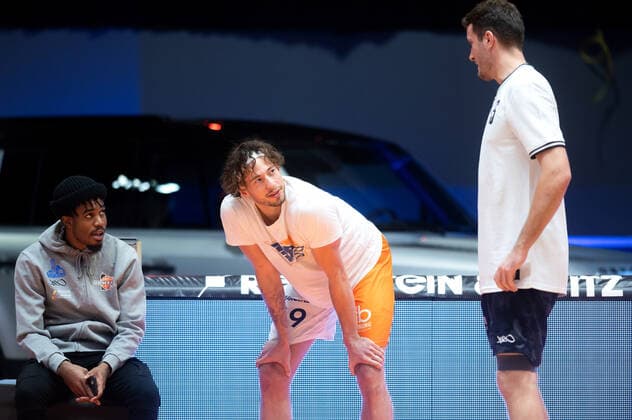 BARMER 2 Basketball Bundesliga ProA 11 Matchday Season 2020 2021 on 13 12 2020 Science City Jena vs ROSTOCK SEAWOLVES v li in exchange before the game Newcomer Kasey Hill Jena , Sid Marlon Theis Rostock and Stephan Haukohl Jena Hill and Theis played together for Bremerhaven Sparkassen Arena Jena last season