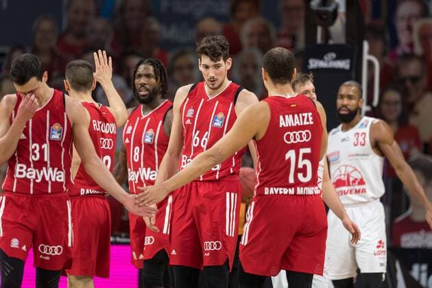 Basketball, BBL, 20201213, FC Bayern Munich Giessen 46ers In the picture Matej RUDAN FC Bayern Munich, 66 claps with fellow players Action from Munich Audi Dome Bayern Germany Copyright: Passion2Press.dex xMarkusxFischerx