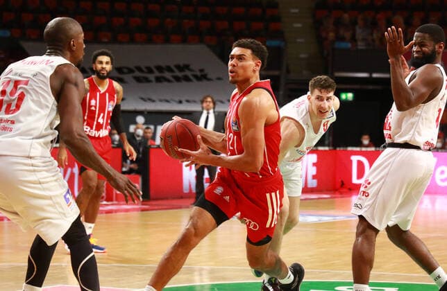 2 Wade Baldwin FCBB red, against 15 Brandon Bowman, 8 Alen Pjanic Giessen Basketball, 1 Bundesliga, BBL, FC Bayern Munich vs Giessen 46ers, Audi Dome, 13 12 2020 FOTO Mladen Lackovic LakoPress