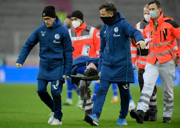 13 12 2020, Soccer 1 Bundesliga FC Augsburg Schalke 04 13 12 2020, Soccer 1 Bundesliga 2020 2021, 11 Matchday, FC Augsburg FC Schalke 04, in the WWK Arena Augsburg Mark Uth FC Schalke 04 is seriously injured and is carried off the pitch with a stretcher and an IV bottle after a collision Photo Bernd Feil M i S Pool For journalistic purposes only For editorial use only According to the regulations of the DFL Deutsche Fußball Liga, it is prohibited to use or have used photographs taken in the stadium and or of the match in the form of sequence images and or video-like photo sequences DFL regulations prohibit any use of photographs as image sequences and or quasi video National and international NewsAgencies OUT Augsburg WWK Arena Bayern Deutschland Poolfoto ,EDITORIAL USE ONLY