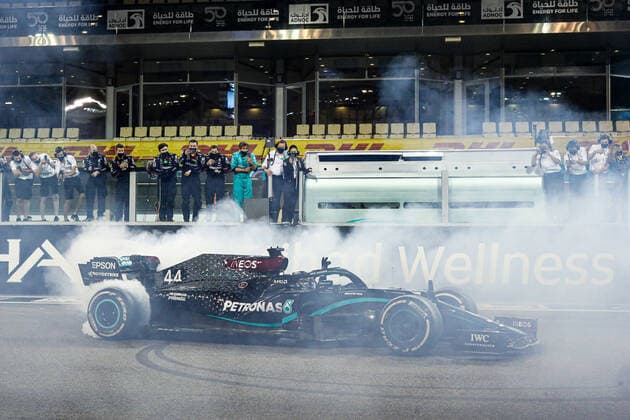 44 HAMILTON Lewis (gbr), Mercedes AMG F1 GP W11 Hybrid EQ Power+, donuts during the Formula 1 Etihad Airways Abu Dhabi Grand Prix 2020, from December 11 to 13, 2020 on the Yas Marina Circuit, in Abu Dhabi - Photo Antonin Vincent DPPI FORMULE 1 : Grand Prix d Abou Dabi - 13 12 2020 DPPI PANORAMIC  00120037_AV2_3012JPG