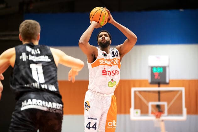 BARMER 2 Basketball Bundesliga ProA 11 Matchday Season 2020 2021 on 13 12 2020 Science City Jena vs ROSTOCK SEAWOLVES Center Keith Wright Rostock on the throw Sparkassen Arena Jena