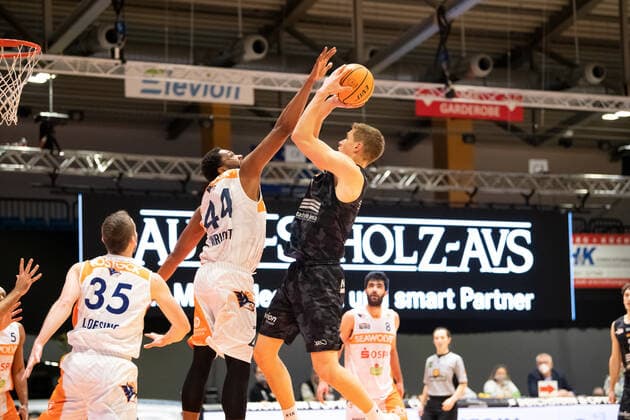 BARMER 2 Basketball Bundesliga ProA 11 Matchday Season 2020 2021 on 13 12 2020 Science City Jena vs ROSTOCK SEAWOLVES vs Robin Lodder Jena on the throw against Keith Wright Rostock Sparkassen Arena Jena