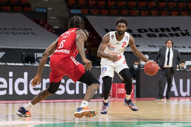 Basketball, BBL, 20201213, FC Bayern Munich Giessen 46ers In picture Jalen REYNOLDS FC Bayern Munich, 8 and Isaac HAMILTON Giessen 46ers, 2 Munich Audi Dome Bayern Germany Copyright: Passion2Press.dex xMarkusxFischerx