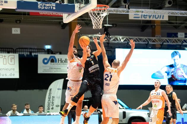 BARMER 2 Basketball Bundesliga ProA 11 Matchday Season 2020 2021 on 13 12 2020 Science City Jena vs ROSTOCK SEAWOLVES middle Dennis Nawrocki Jena at the basketball lay-up against left Behnam Yakhchali Dehkordi Rostock and right Michael Jost Rostock Sparkassen Arena Jena