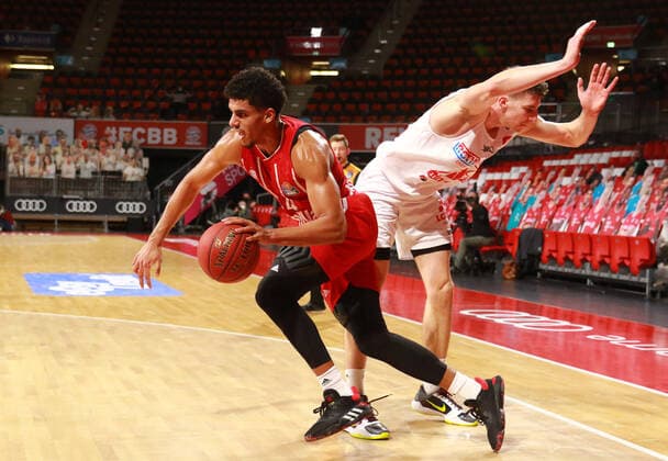 44 Sasha Grant FCBB red, against 8 Alen Pjanic Giessen Basketball, 1 Bundesliga, BBL, FC Bayern Munich vs Giessen 46ers, Audi Dome, 13 12 2020 PHOTO Mladen Lackovic LakoPress