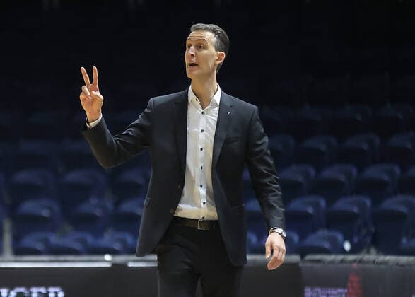 Head coach Pete Strobl Basketball Loewen Braunschweig