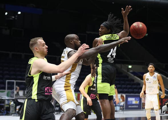 Byron Allen Basketball Loewen Brunswick , Frank Bartley medi Bayreuth