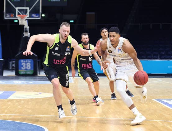 Karim Jallow Basketball Loewen Braunschweig , Osvaldas Olisevicius medi Bayreuth