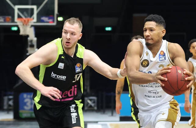 Karim Jallow Basketball Loewen Braunschweig , Osvaldas Olisevicius medi Bayreuth